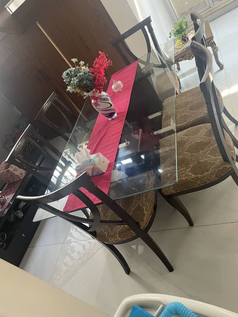 Selling this solid 6 seater dining table 1