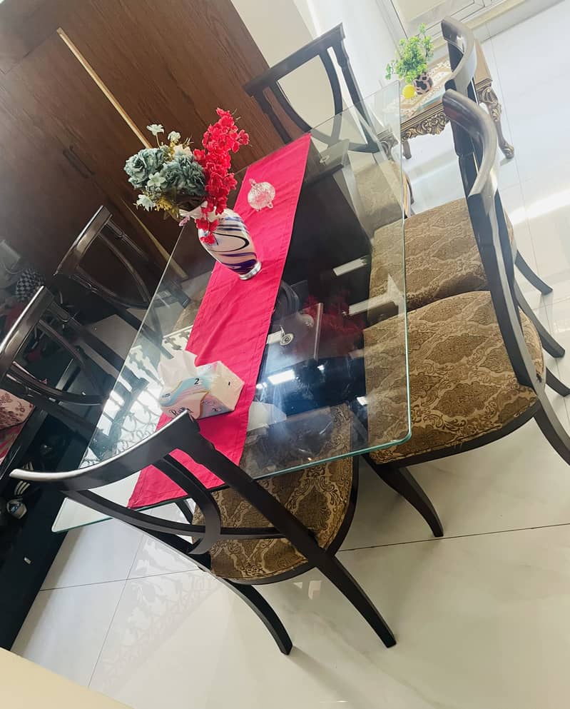 Selling this solid 6 seater dining table 2