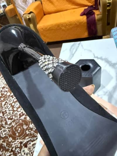Insignia black heel