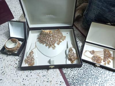 Heavy Bridal jewelry set with matching Bangles 10/10 condition