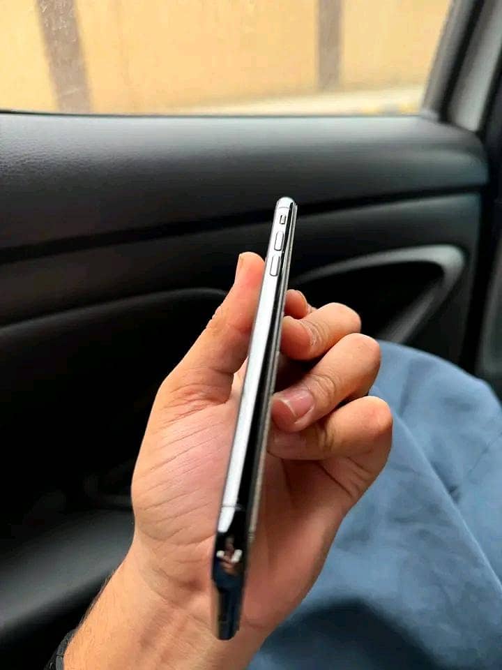 Apple iPhone X 4