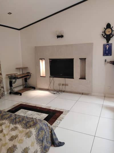 Defence 4 Bedrooms 500 Yards Bungalow Portion Seprate Water Tank