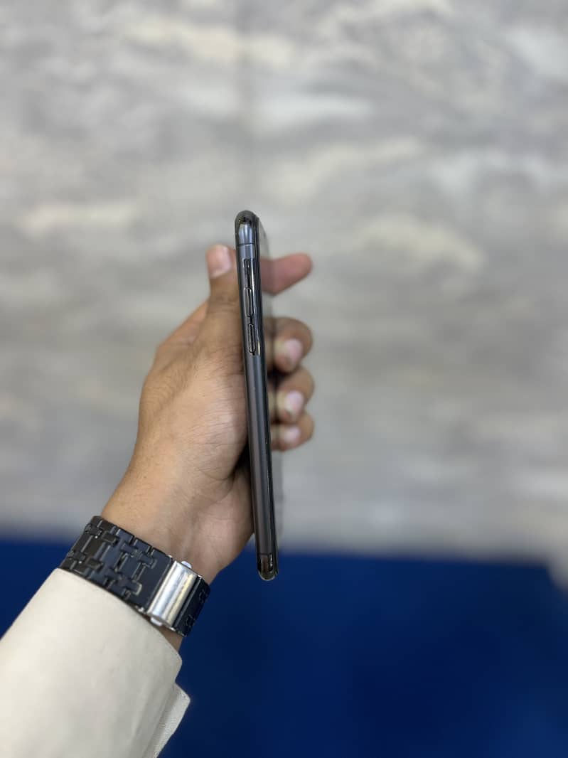 Apple iPhone X 4