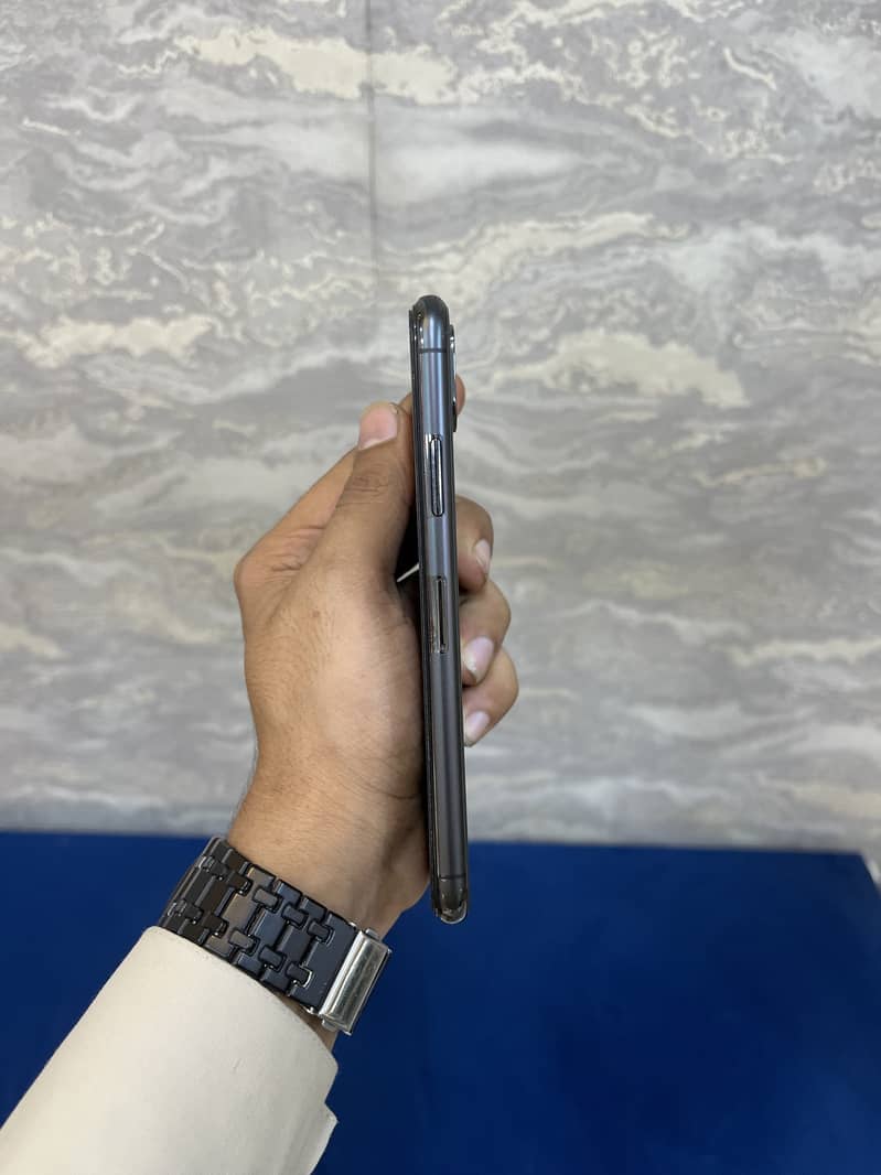 Apple iPhone X 6