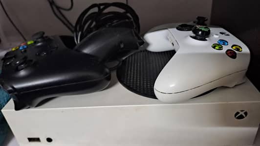 Xbox series S +  2 controllers + 5 months gamepass
