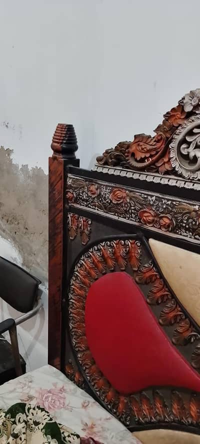 bed ma koi fold nai ha bilkul sai
