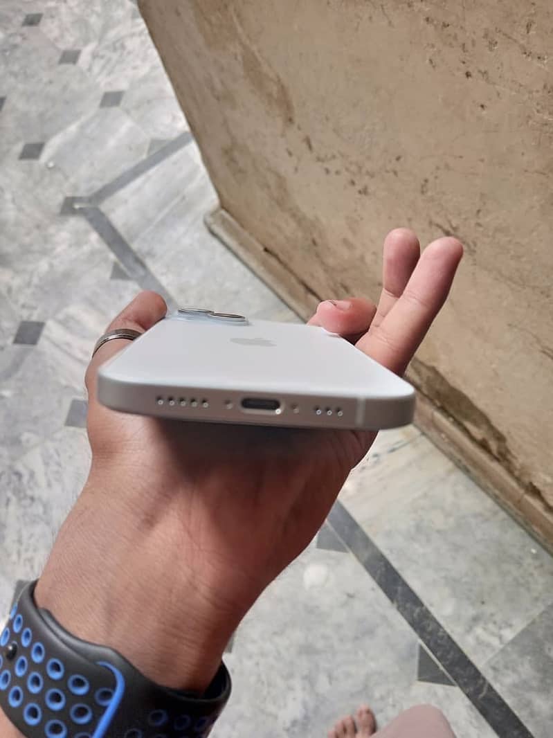 Apple iPhone 15 12