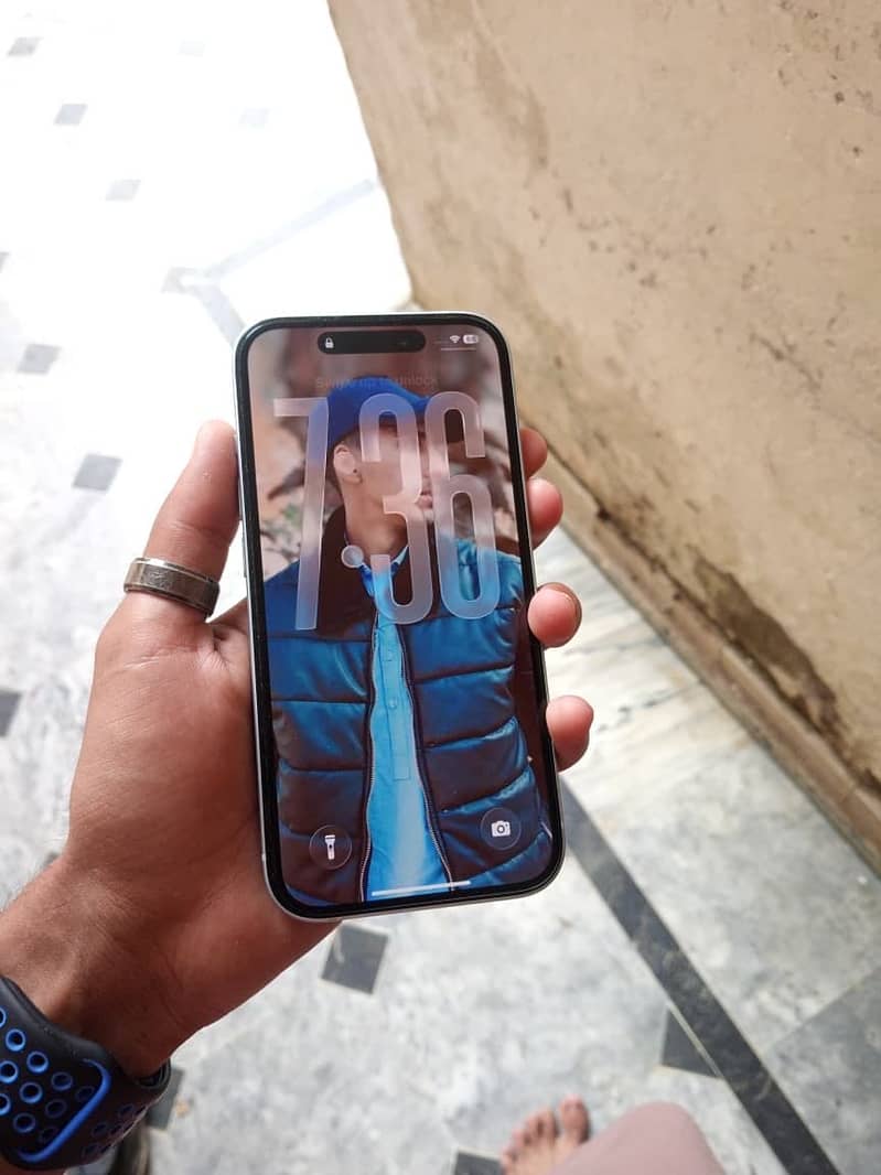 Apple iPhone 15 13