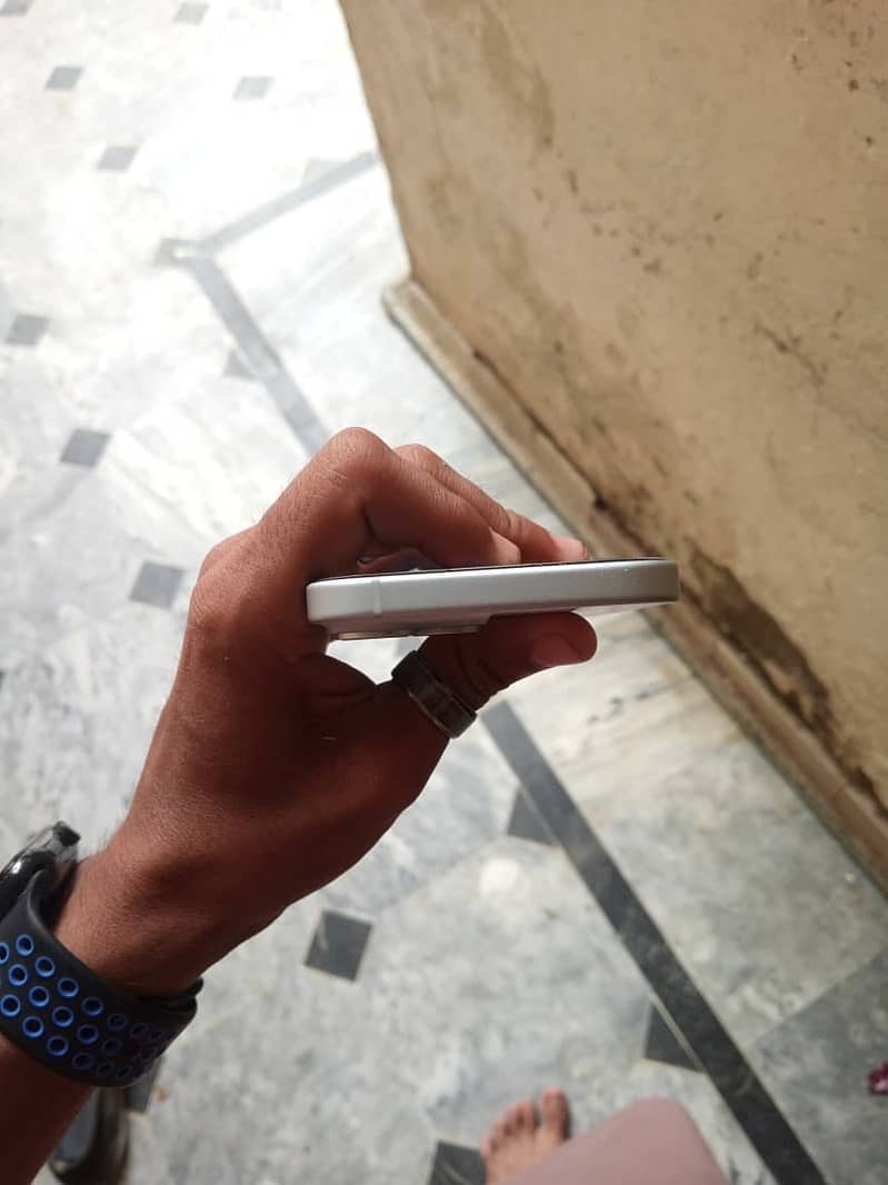 Apple iPhone 15 14
