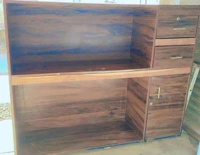 Counter with 3 drawers and selve