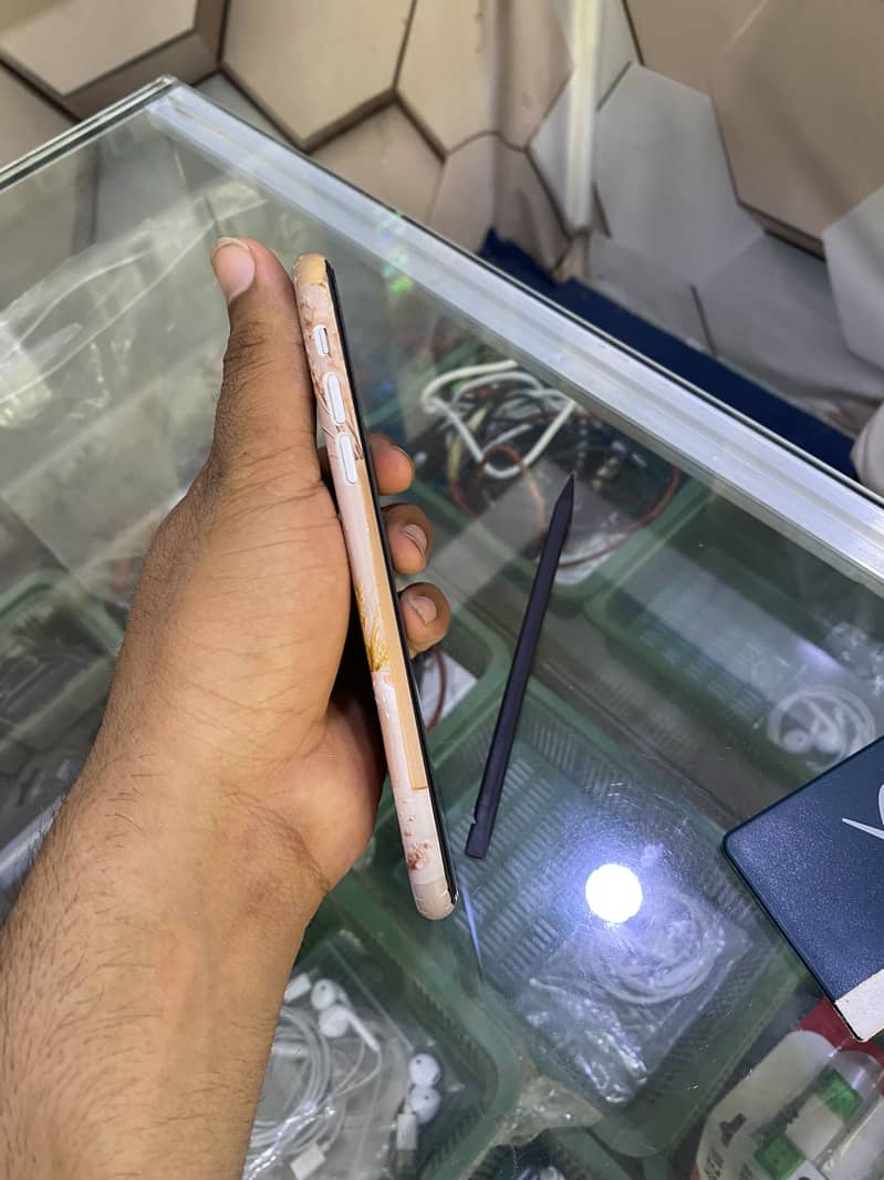 Apple iPhone 11 4