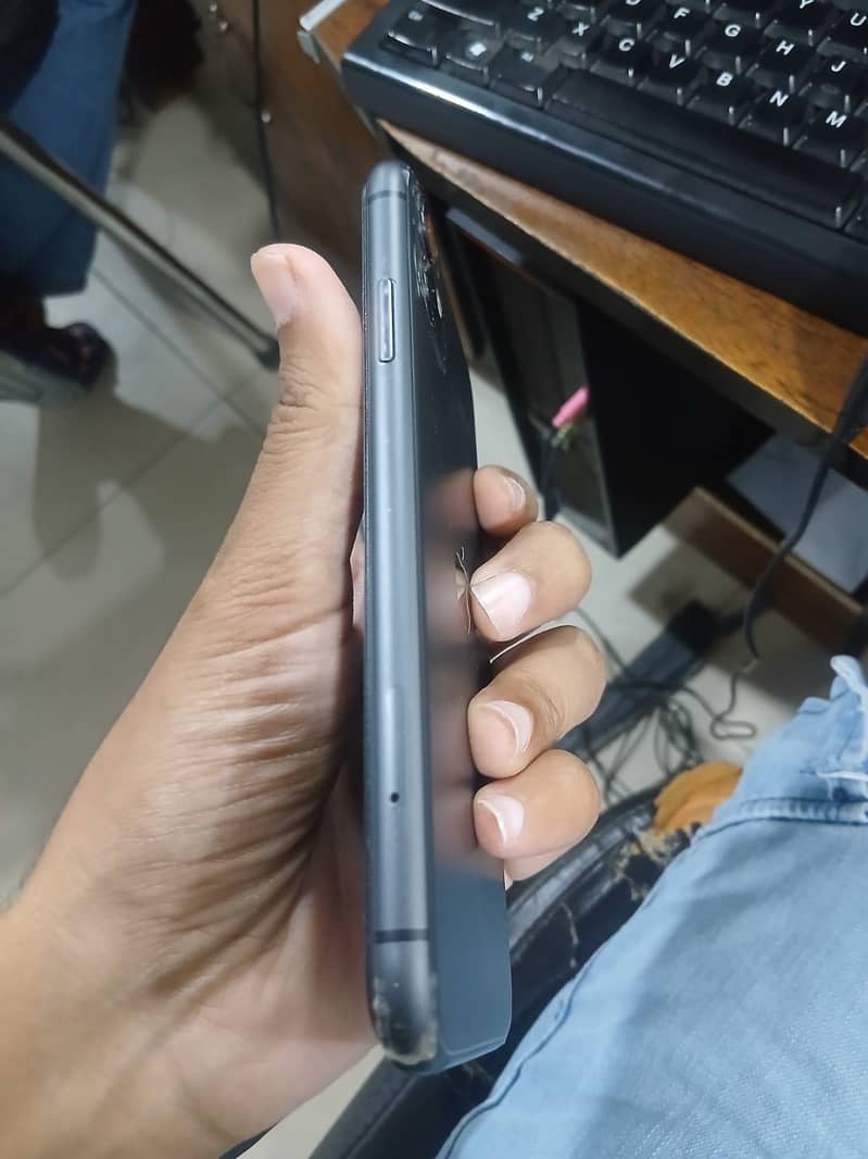 Apple iPhone 11 3