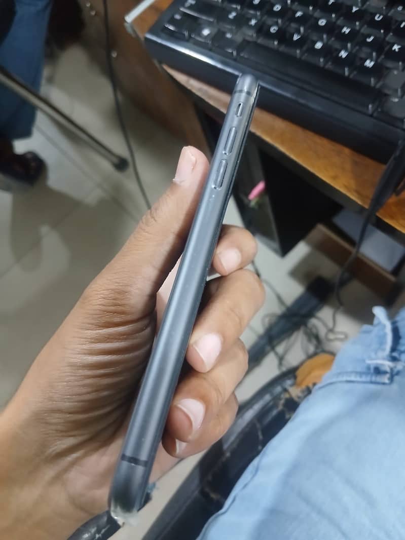 Apple iPhone 11 4