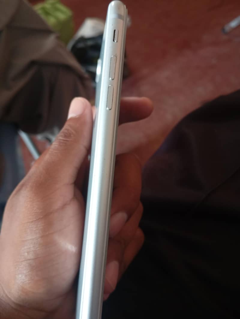 Apple iPhone 8 Plus 4