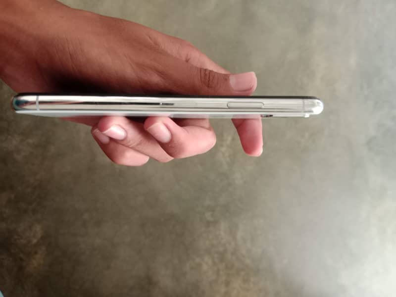 Apple iPhone X 4
