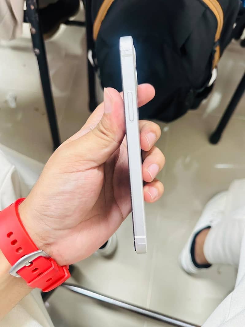 Apple iPhone 12 4