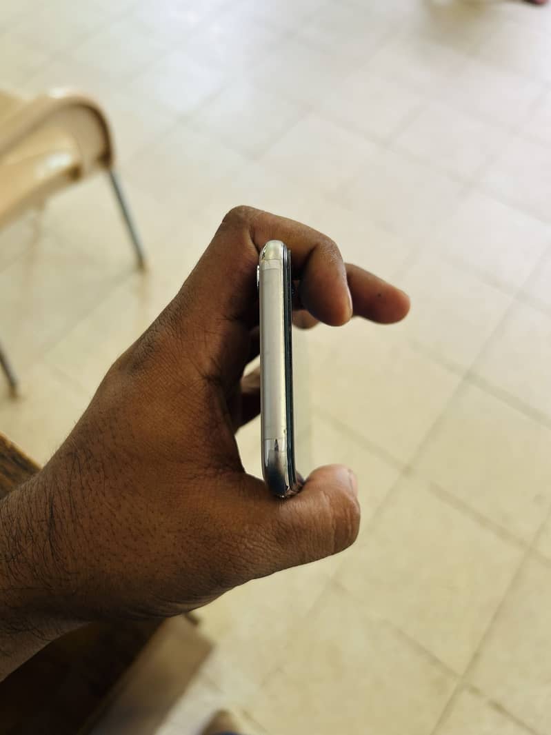 Apple iPhone X 4