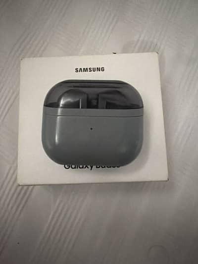 Samsung buds 3 silver colour