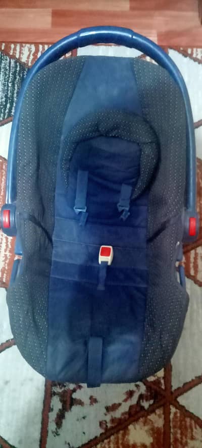 baby carrier / cot in good condition