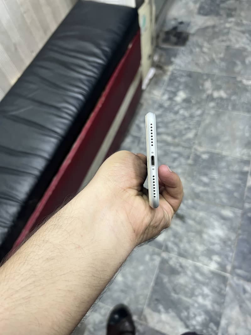 Apple iPhone 7 Plus 5