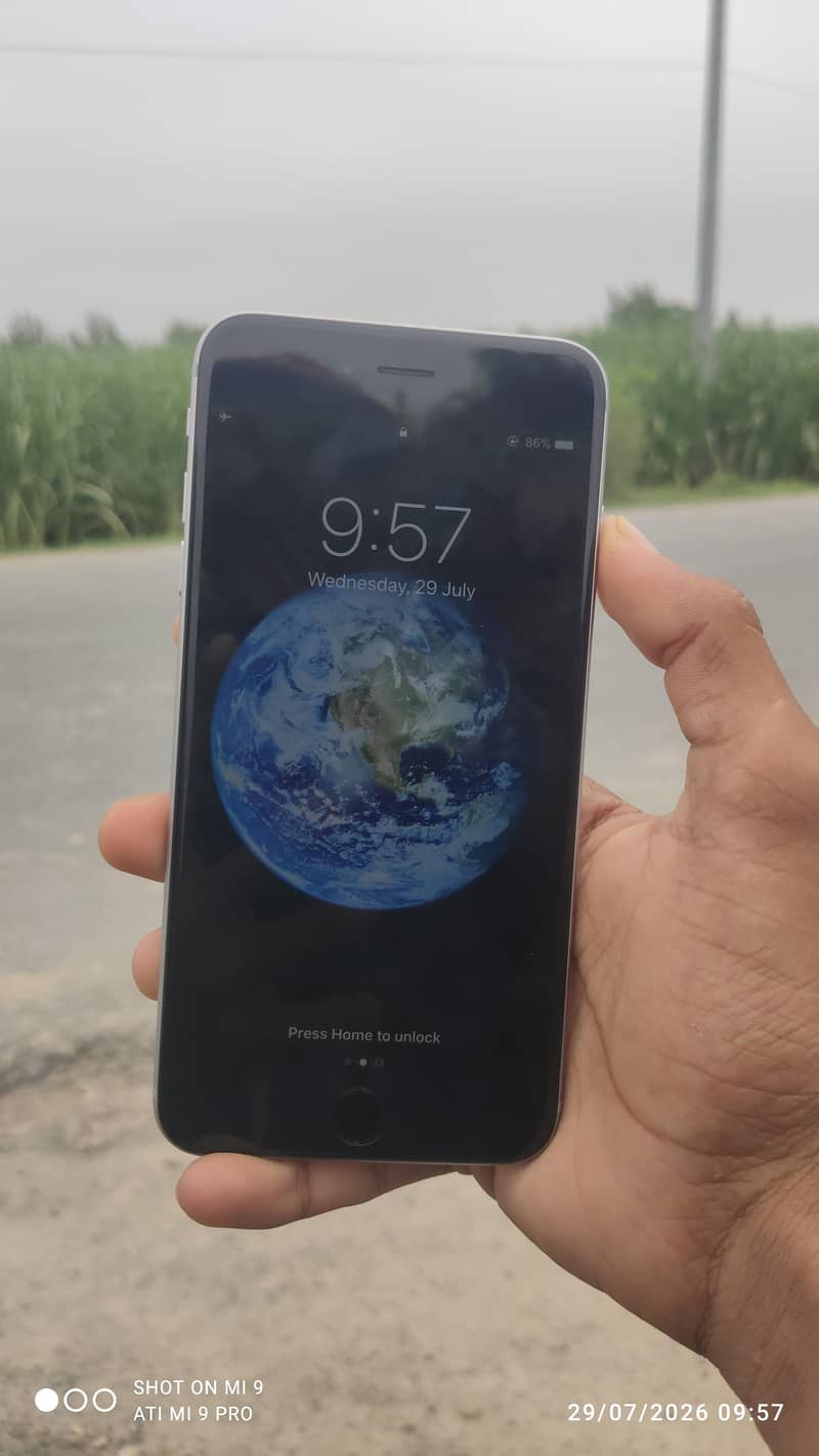 Apple iPhone 6 Plus 1