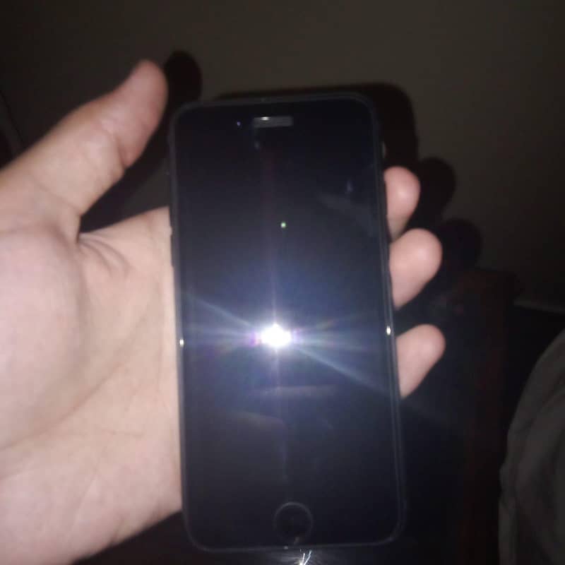 Apple iPhone SE [3rd Generation] 4