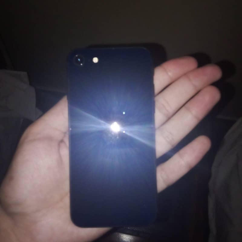 Apple iPhone SE [3rd Generation] 6