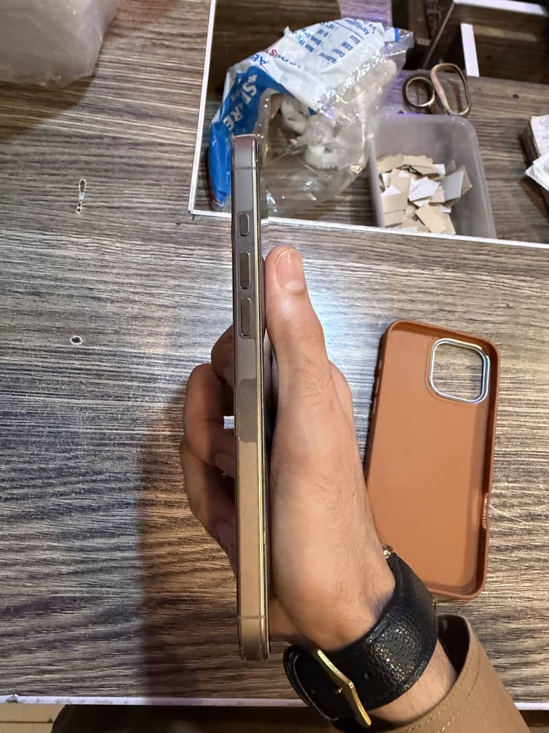 Apple iPhone 16 Pro Max 4