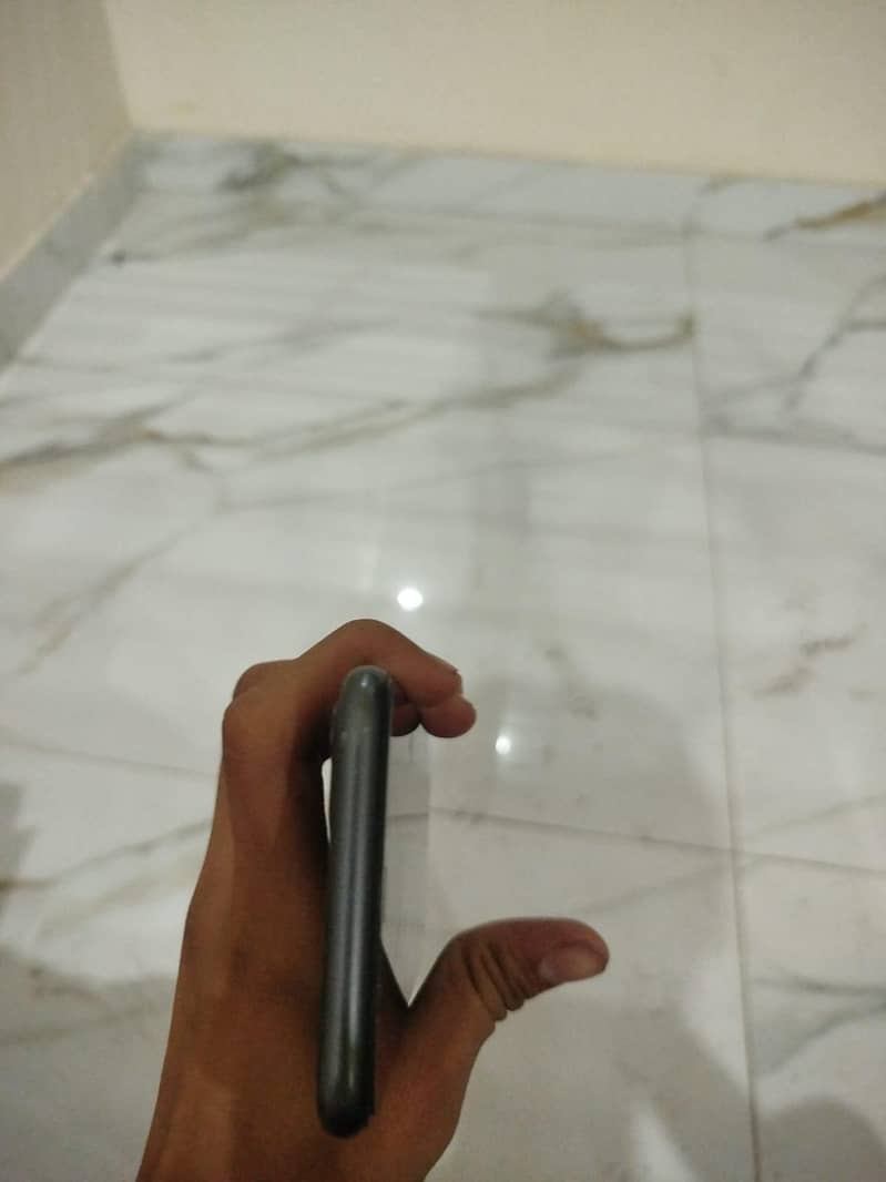 Apple iPhone 11 4
