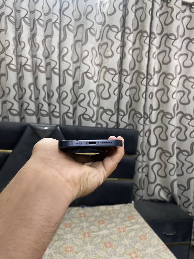 Apple iPhone 12 4