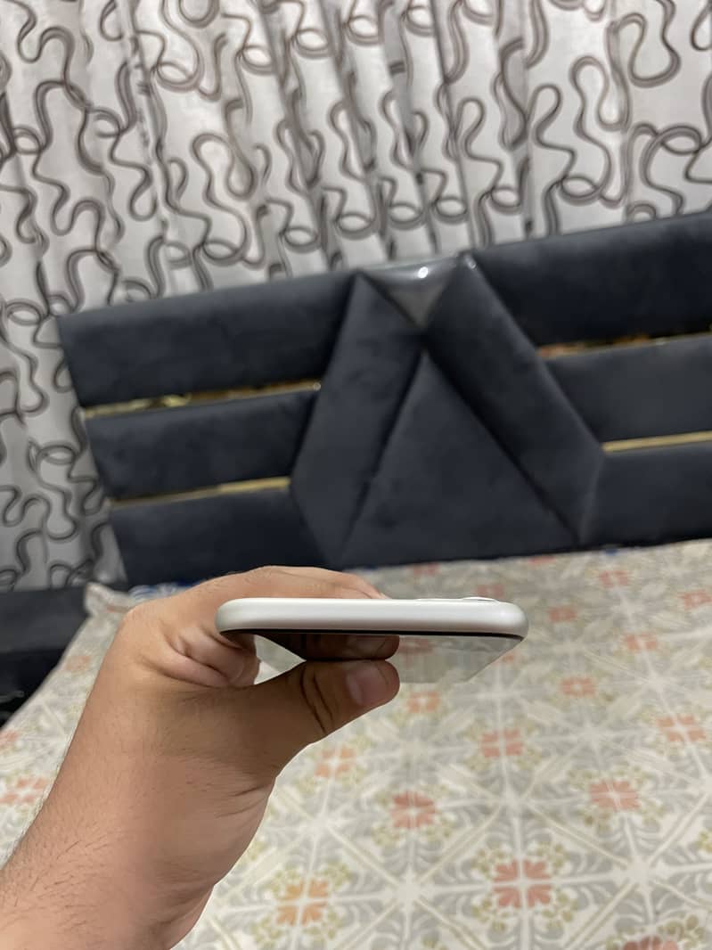 Apple iPhone 11 4