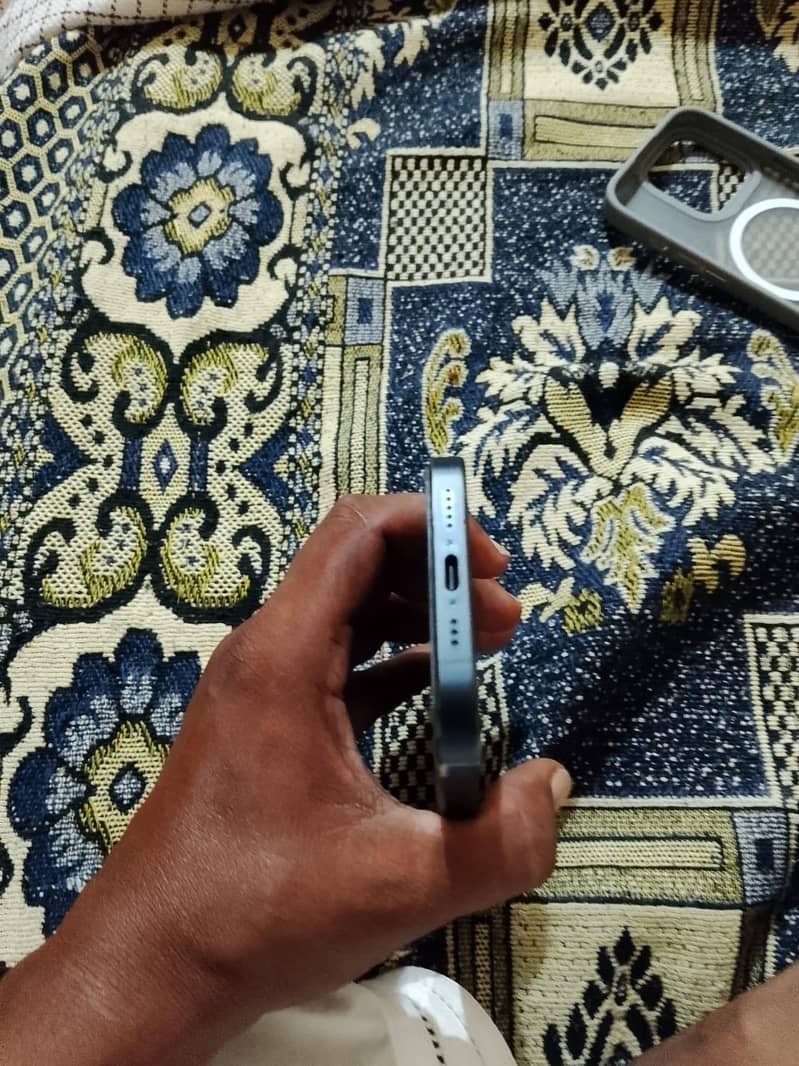 Apple iPhone 15 Pro 4
