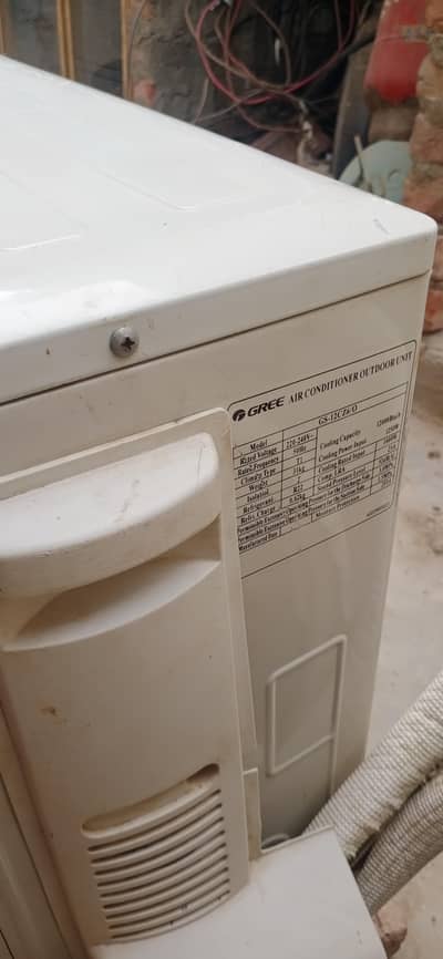 Gree outdoor R22 1. ton All ok koi kam ni new sat he or gass lock he.