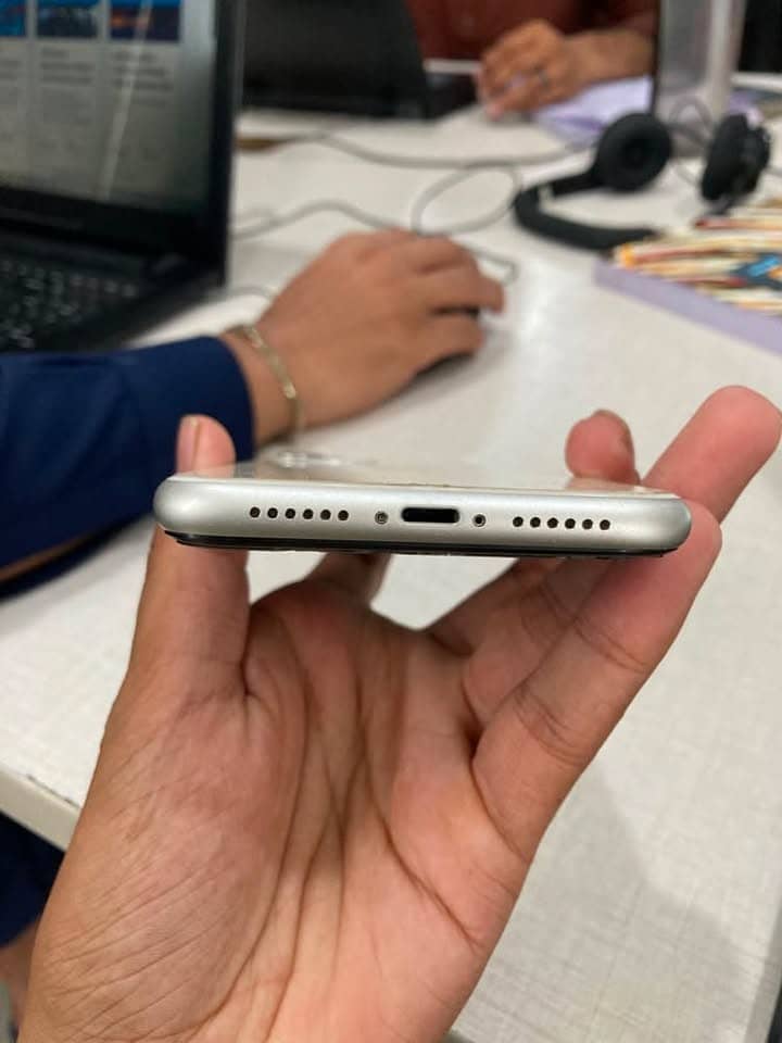 Apple iPhone 11 3