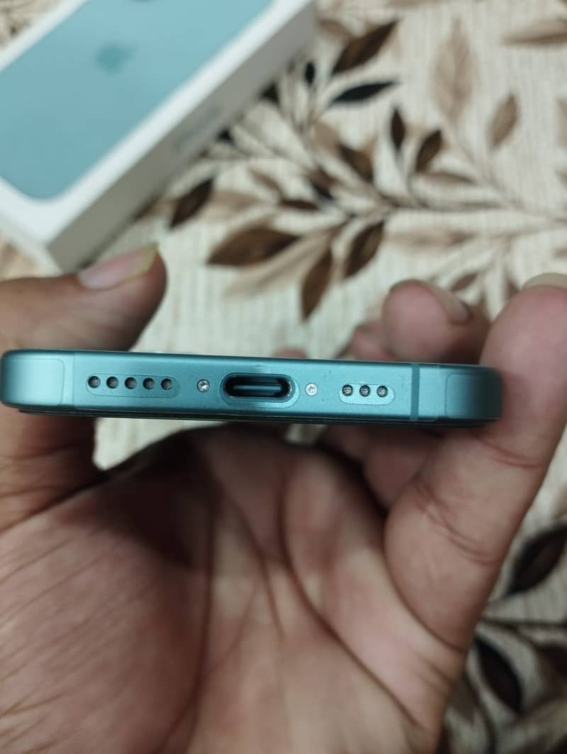 Apple iPhone 16 4