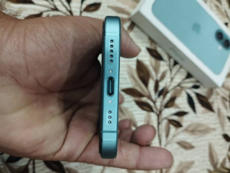 Apple iPhone 16 5