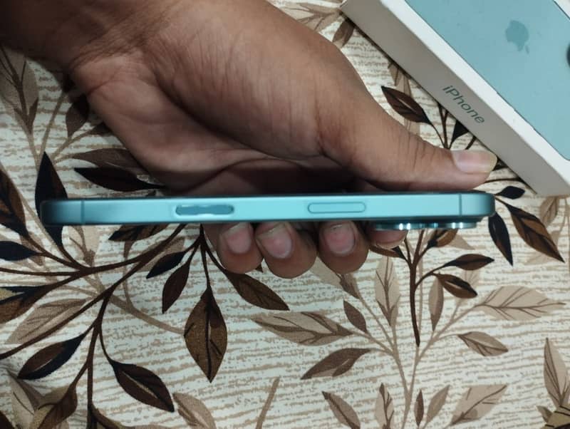Apple iPhone 16 6
