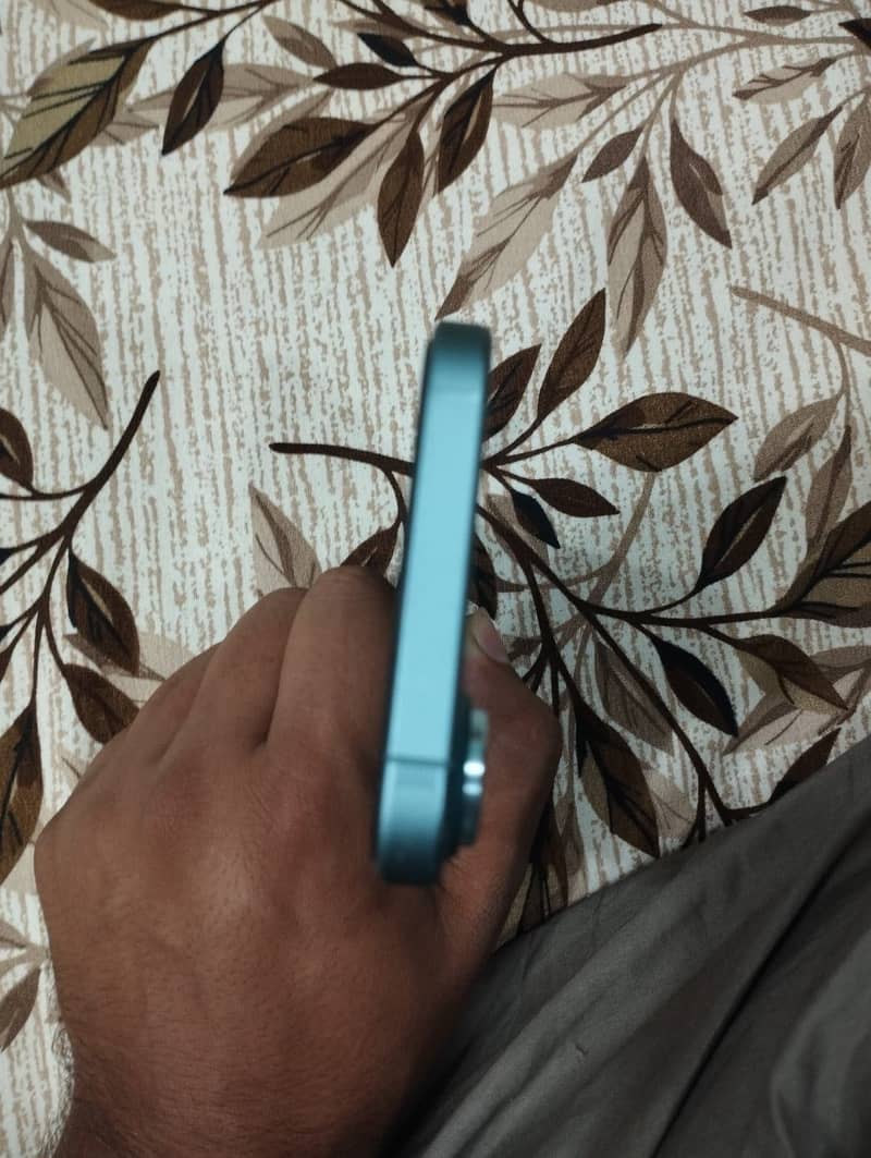Apple iPhone 16 7