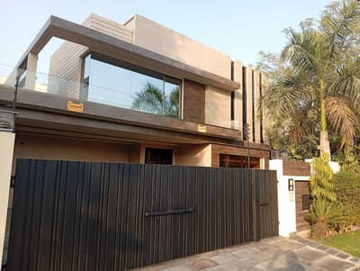SYED BROTHERS PROUDLY OFFERS: 1-Kanal Elegant And Fully Maintained Bungalow Is Available In The Best Block Of DHA Lahore.