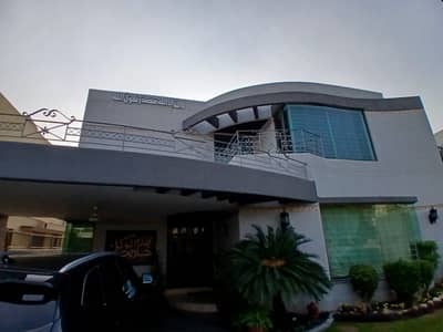SYED BROTHERS PROUDLY OFFERS: 1-Kanal Elegant And Fully Maintained Old Bungalow Is Available In The Best Block Of DHA Lahore.