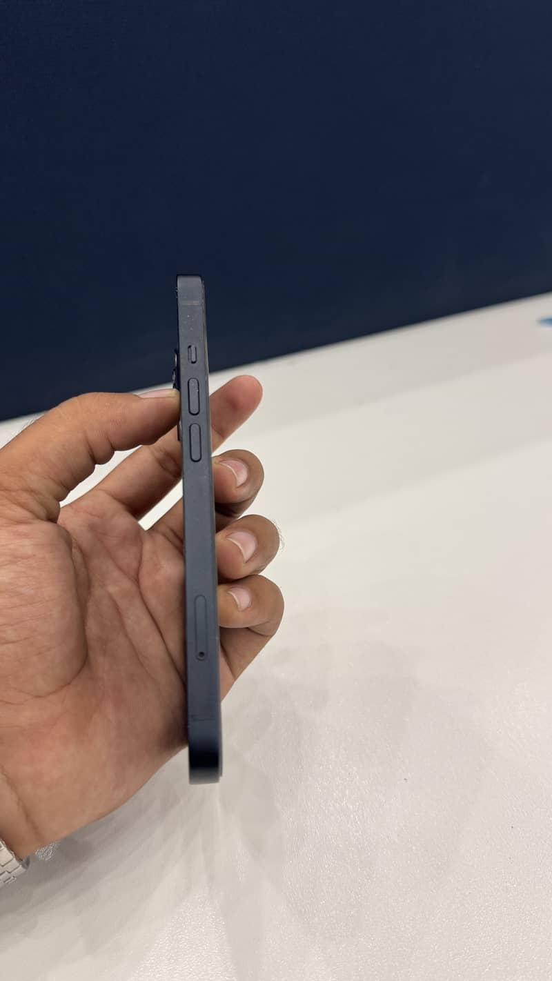 Apple iPhone 13 8