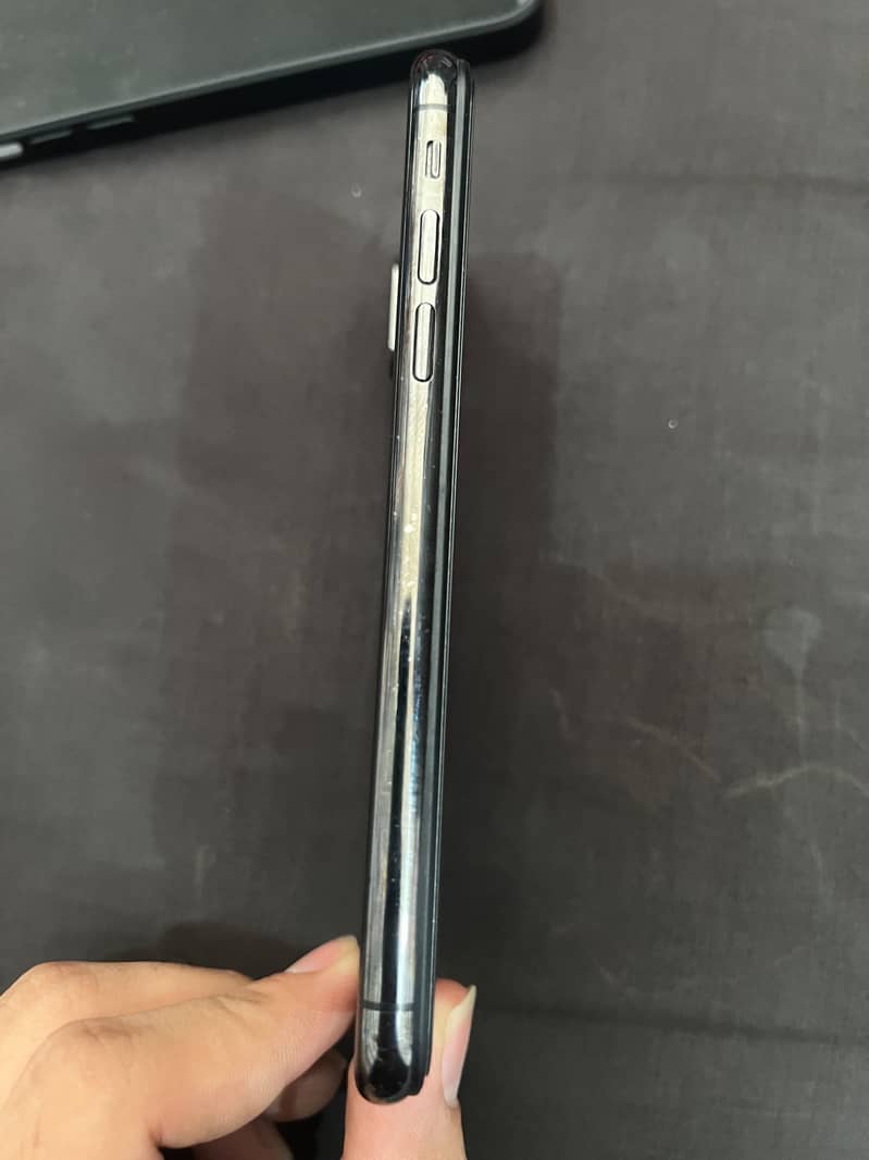Apple iPhone X 4
