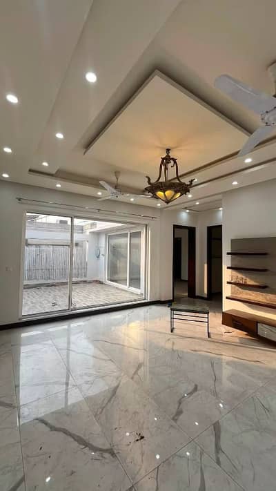 1 Kanal Full House For Rent In DHA Phase 8 Ex Park View - Near To Park And Commercial Area