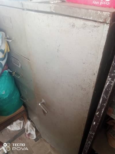4 in 1 door wali almari hai or ak do door wali hai