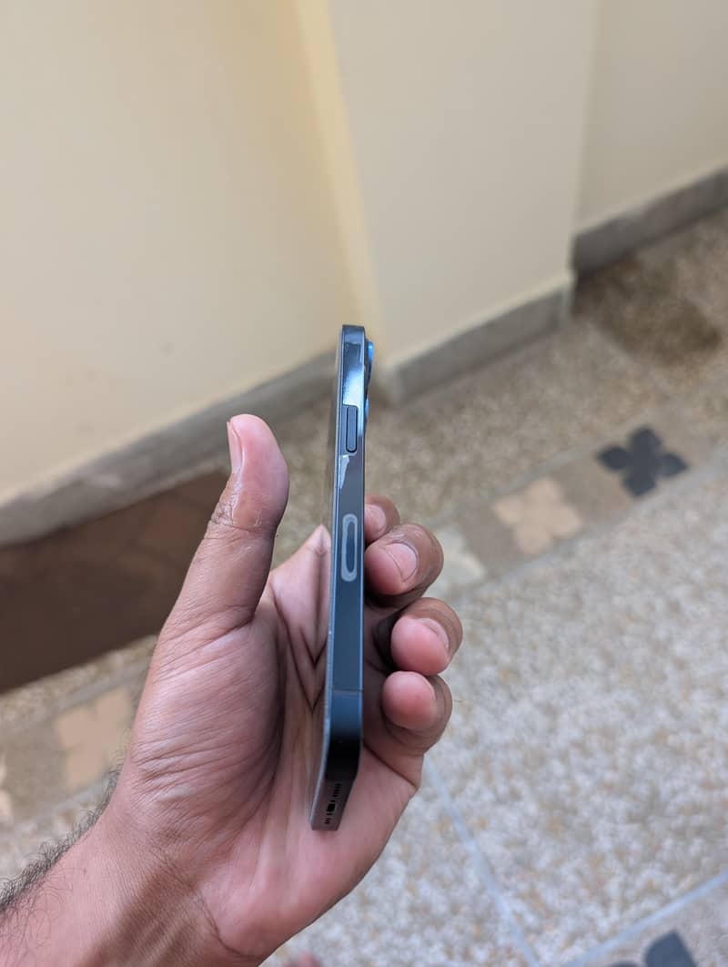 Apple iPhone 13 2