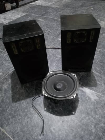 5.5 inches subwoofer Audionic & 2x 4 inches satellite Toyota speakers