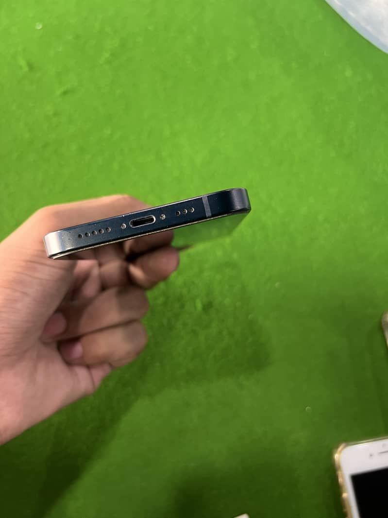 Apple iPhone 13 5