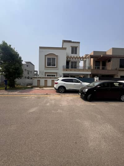 10 MARLA OWNER BUILT HOUSE FOR SALE IN THE HEART OF BAHRIA TOWN LAHORE | SOLAR SYSTEM | NEAR EIFFEL TOWER | BEST INVESTMENT OPPORTUNITY