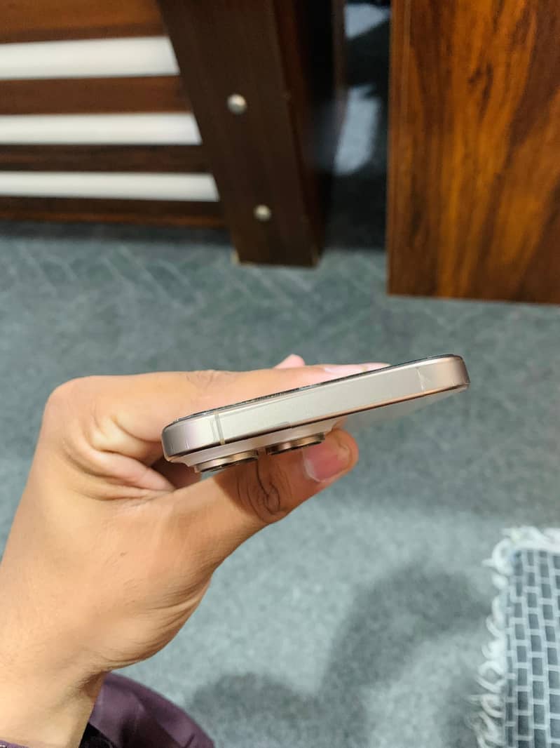 Apple iPhone 16 Pro Max 0