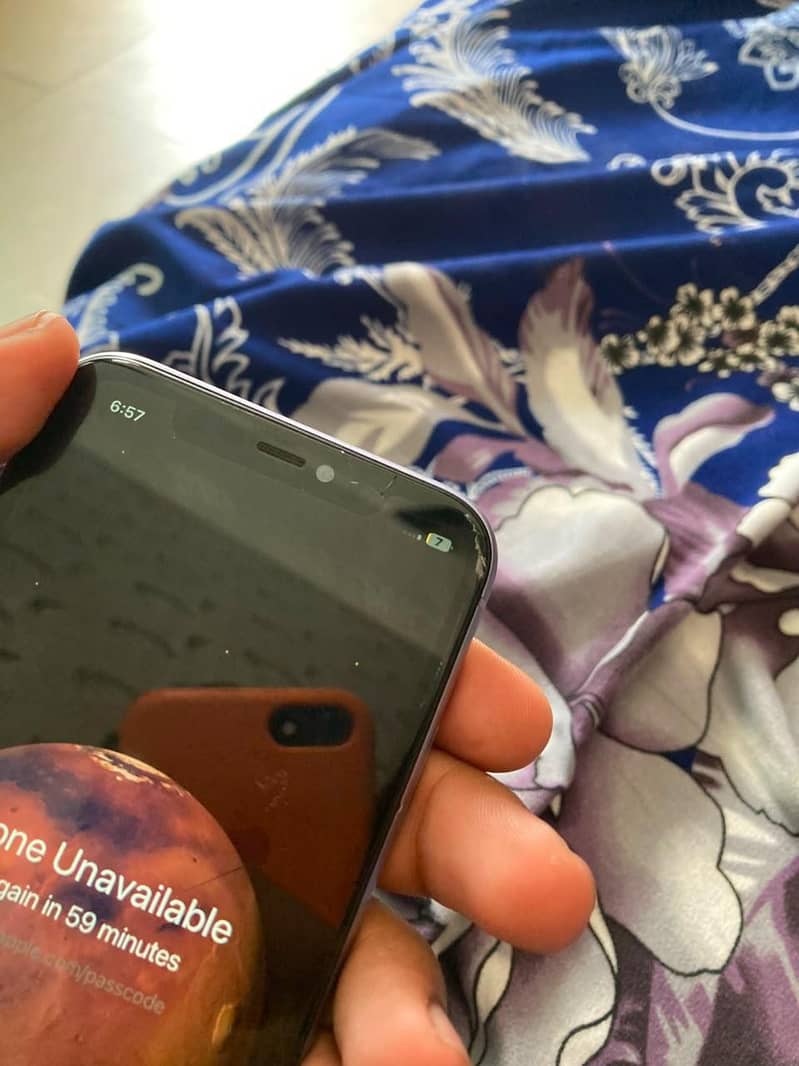Apple iPhone 11 4